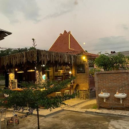 Djoglo Djatimalang Guesthouse Blitar Екстериор снимка