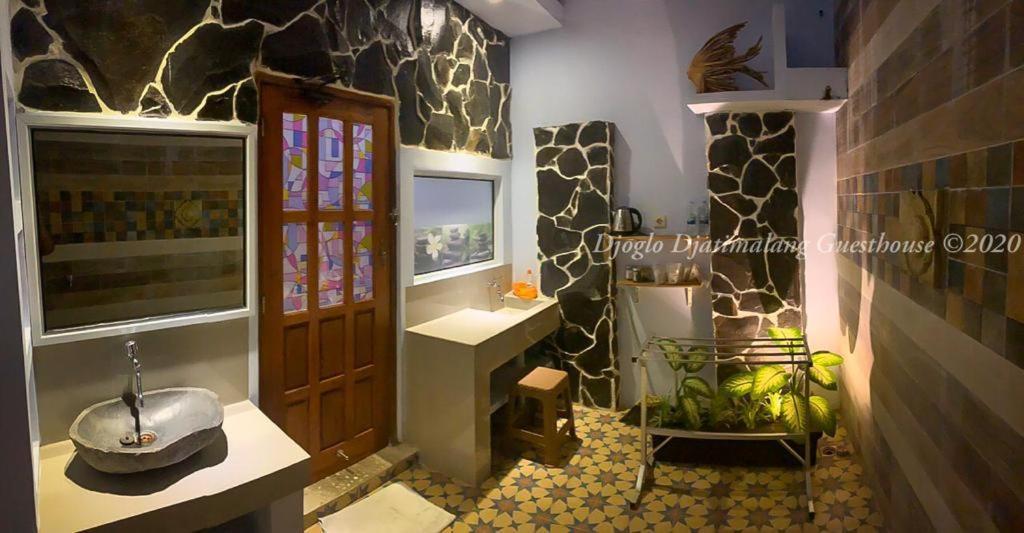 Djoglo Djatimalang Guesthouse Blitar Екстериор снимка