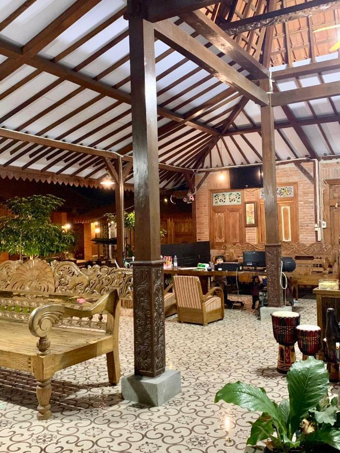 Djoglo Djatimalang Guesthouse Blitar Екстериор снимка